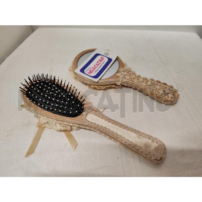 SPECCHIETTO + SPAZZOLINA RIVESTITI CREMA | Mercatino dell'Usato Vinci - fraz. sovigliana 1