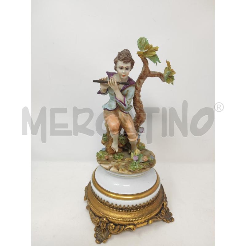 STATUETTA CAPODIMONTE UOMO CON FLAUTO BASE DORATA  | Mercatino dell'Usato Vinci - fraz. sovigliana 1