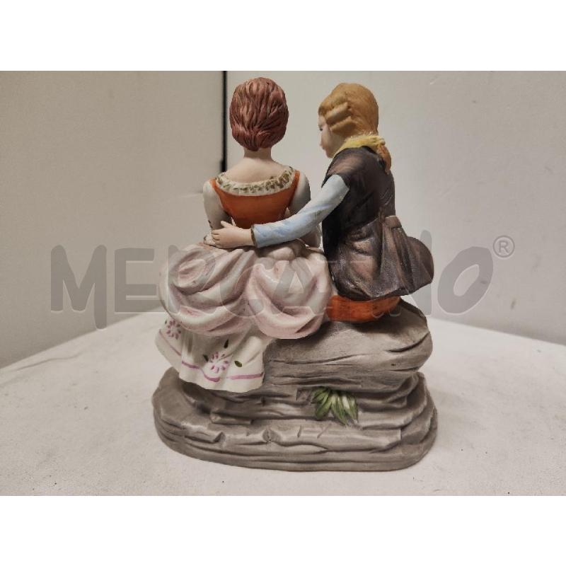 STATUETTA COPPIA SEDUTI CON CANE CAPODIMONTE | Mercatino dell'Usato Vinci - fraz. sovigliana 2