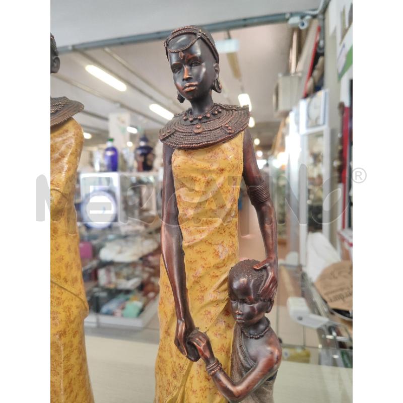 STATUE 2 PZ ETNICHE CON BIMBO ABITI GIALLI | Mercatino dell'Usato Vinci - fraz. sovigliana 2