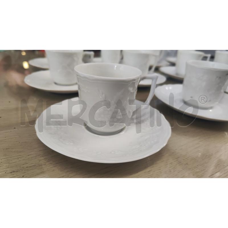 TAZZINE 12 PZ + PIATTINO LIMOGES CERALENE BIANCHE FIORI RILIEVO | Mercatino dell'Usato Vinci - fraz. sovigliana 2