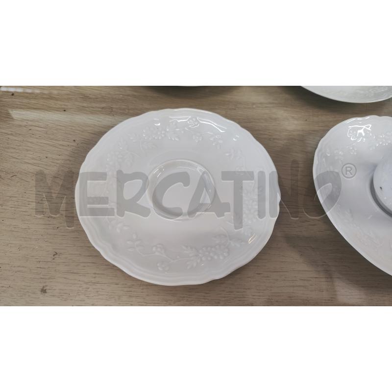 TAZZINE 12 PZ + PIATTINO LIMOGES CERALENE BIANCHE FIORI RILIEVO | Mercatino dell'Usato Vinci - fraz. sovigliana 3
