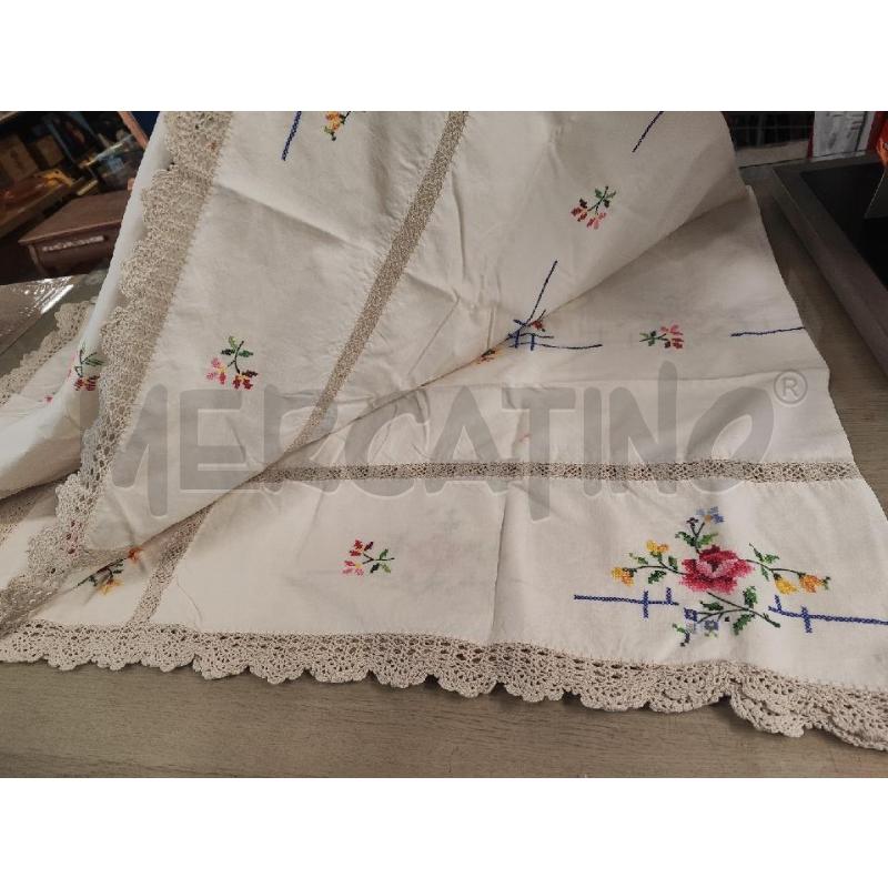 TOVAGLIA BEIGE RICAMO FIORI COLORATI | Mercatino dell'Usato Vinci - fraz. sovigliana 2