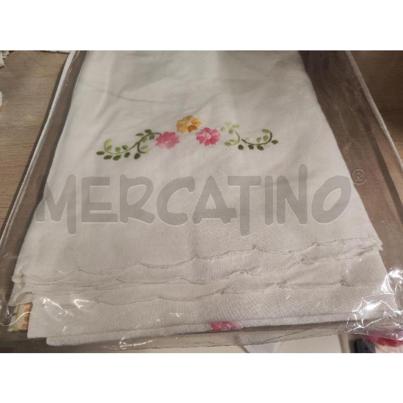 TOVAGLIA RETT. BIANCA RICAMO FIORI | Mercatino dell'Usato Vinci - fraz. sovigliana 2