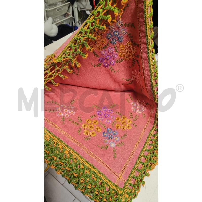 TOVAGLIA RETT ROSA TRINA UNCINETTO VERDE RICAMATA FIORI | Mercatino dell'Usato Vinci - fraz. sovigliana 2