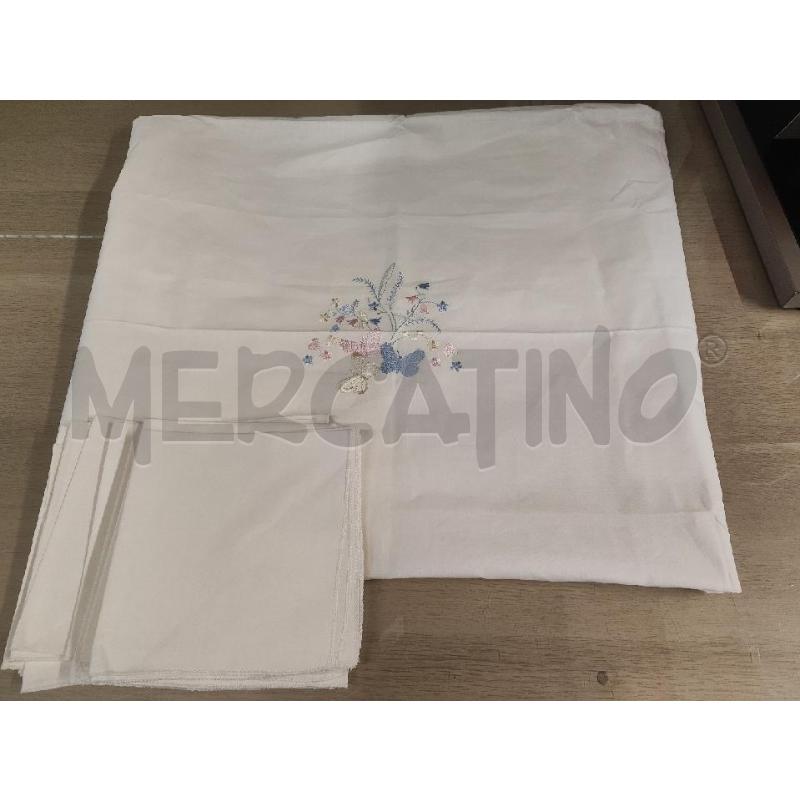 TOVAGLIA RETT + 12 TOVAGLIOLI RICAMO FIORI BLU NUOVA | Mercatino dell'Usato Vinci - fraz. sovigliana 1