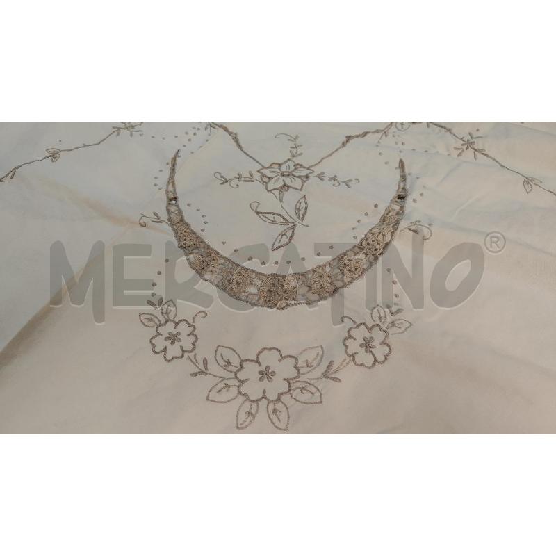 TOVAGLIA TONDA 1/2 LUNA INTAGLIATA E RICAMATA BEIGE  | Mercatino dell'Usato Vinci - fraz. sovigliana 2