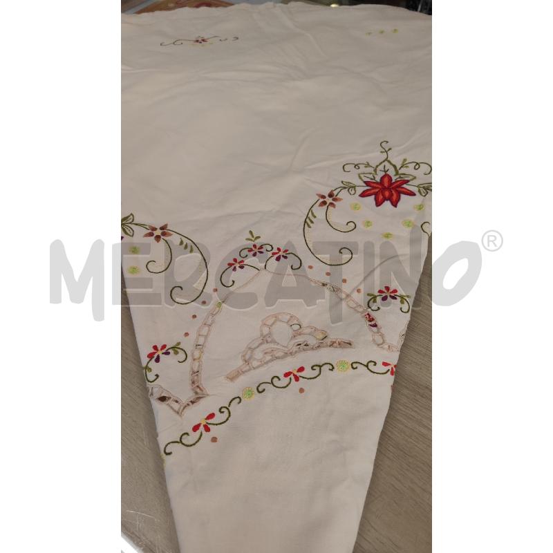 TOVAGLIA TONDA 160 + 8 TOVAGLIOLI CREMA RICAMO FIORI | Mercatino dell'Usato Vinci - fraz. sovigliana 2