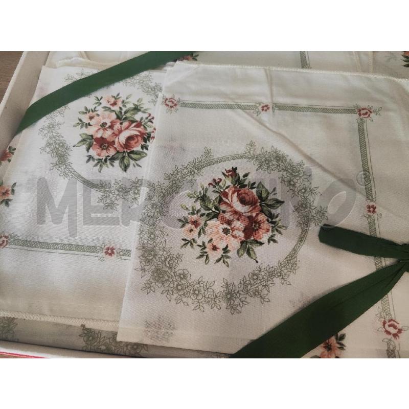 TOVAGLIA TONDA ZUCCHI BIANCA FIORI ROSA NUOVA  | Mercatino dell'Usato Vinci - fraz. sovigliana 2