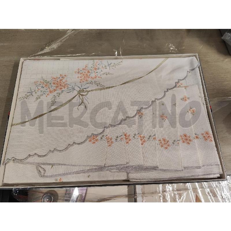 TOVAGLIA TONDA + 8 TOVAGLIOLI BIANCO FIORI ARANCIO QUADRETTINI IN SCATOLA NUOVA | Mercatino dell'Usato Vinci - fraz. sovigliana 1