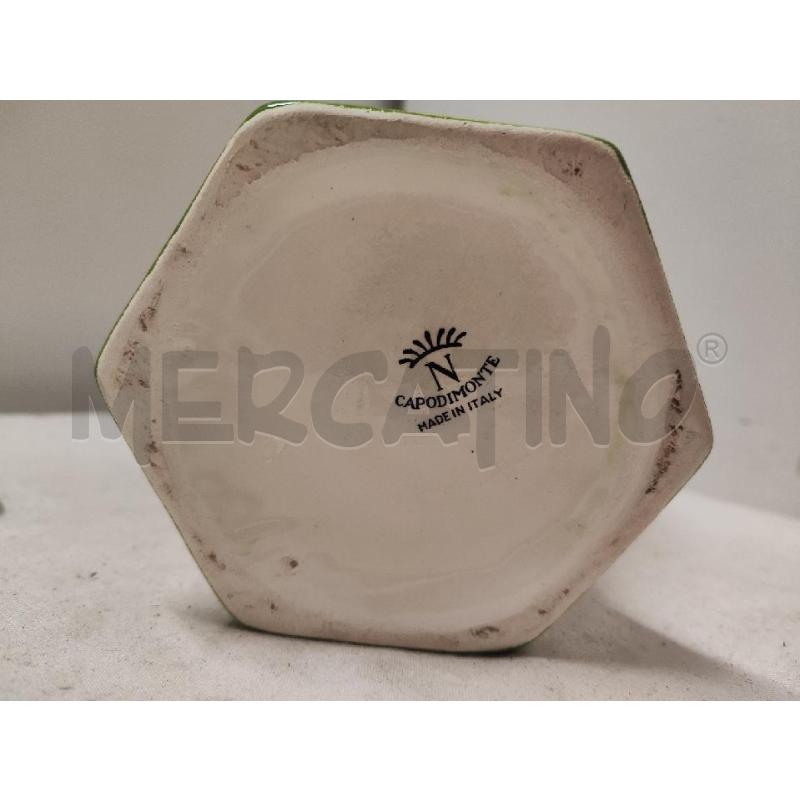 VASO CERAMICA CAPODIMONTE ESAGONALE FIORELLINI CON TAPPO | Mercatino dell'Usato Vinci - fraz. sovigliana 4