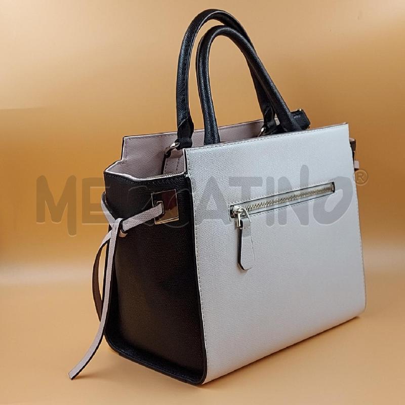 BORSA DONNA GUESS BIANCA NERA  | Mercatino dell'Usato Genova sampierdarena 4