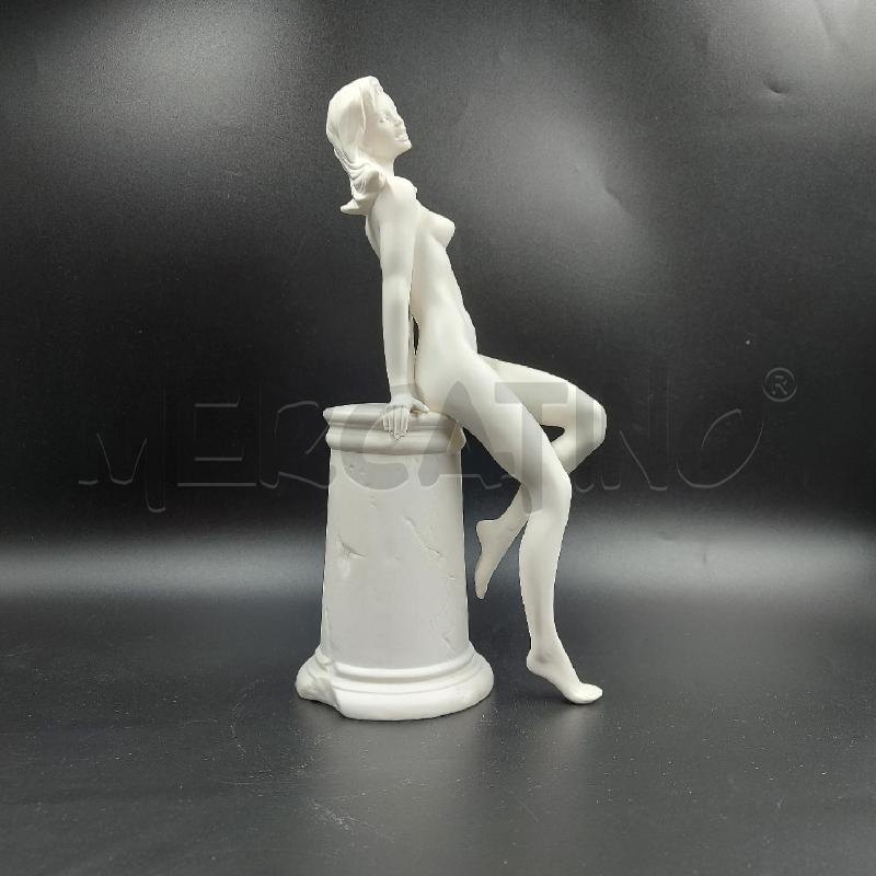 STATUINA GOEBEL DONNA APPOGGIATA  | Mercatino dell'Usato Genova sampierdarena 1