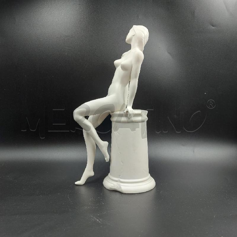 STATUINA GOEBEL DONNA APPOGGIATA  | Mercatino dell'Usato Genova sampierdarena 3