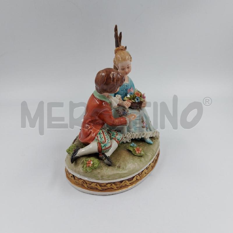 STATUINA LUI E LEI SEDUTI CON FIORI CAPO | Mercatino dell'Usato Genova sampierdarena 2