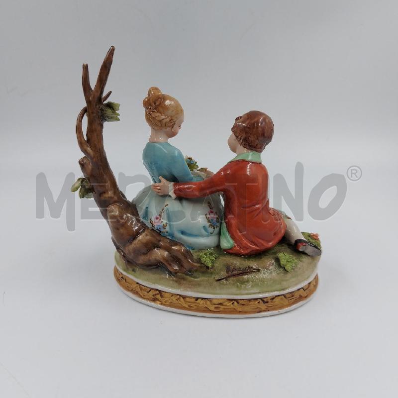 STATUINA LUI E LEI SEDUTI CON FIORI CAPO | Mercatino dell'Usato Genova sampierdarena 3