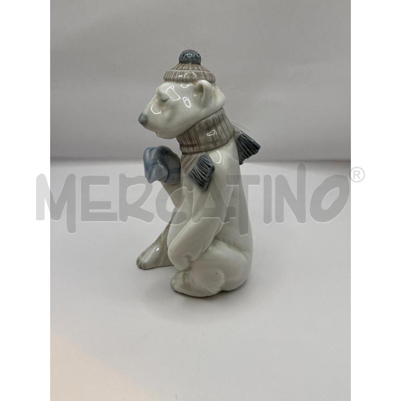 STATUINA ORSO POLARE CON SCIARPA E CAPP | Mercatino dell'Usato Genova sampierdarena 3