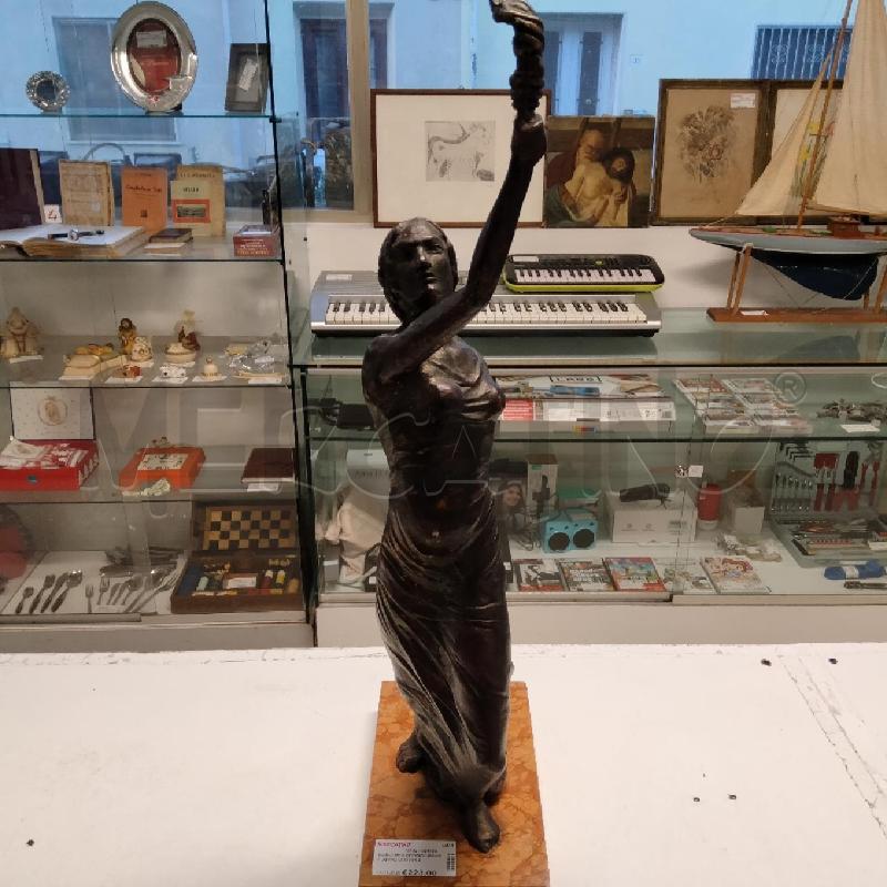 SCULTURA BRONZO BASE MARMO VITTORIA | Mercatino dell'Usato Viareggio 1