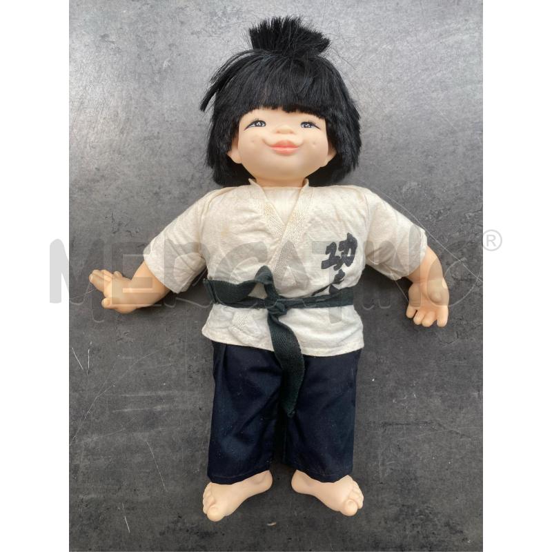 BAMBOLINA MB JACOBSEN 33 CM KARATE | Mercatino dell'Usato Arcore 1