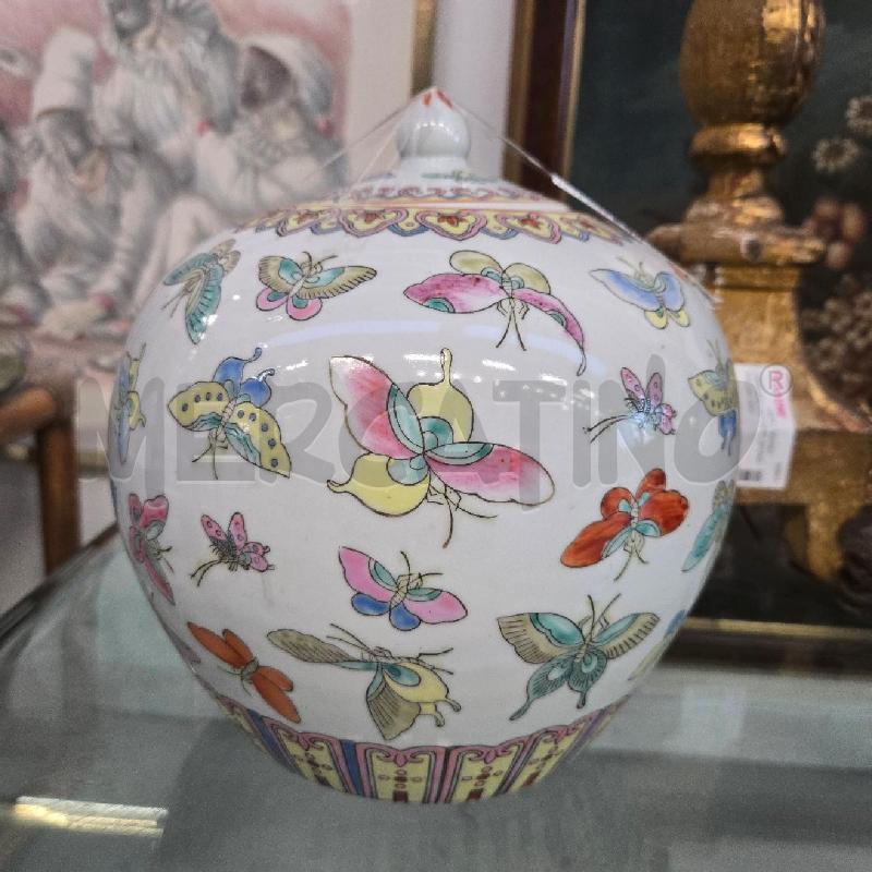 POTICHE VASO CINESE ROTONDA BIANCA FANTASIA FARFALLE E FIORI  | Mercatino dell'Usato Arcore 1