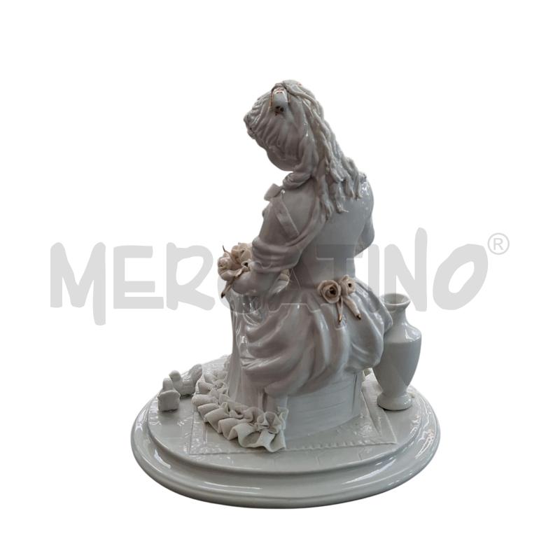 STATUETTA CAPODIMONTE BIANCO DONNA CON FIORI | Mercatino dell'Usato Arcore 2