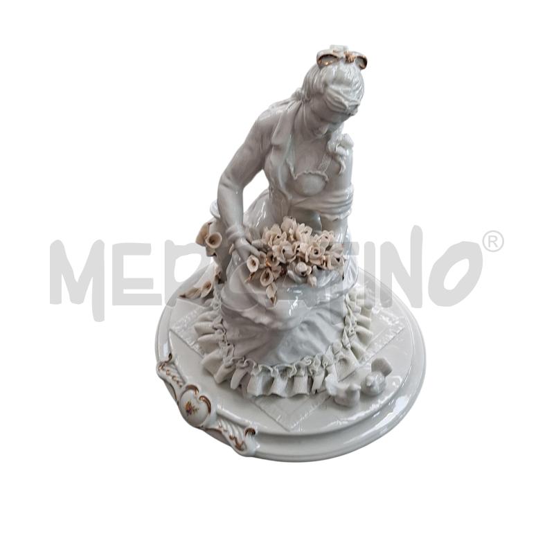 STATUETTA CAPODIMONTE BIANCO DONNA CON FIORI | Mercatino dell'Usato Arcore 4