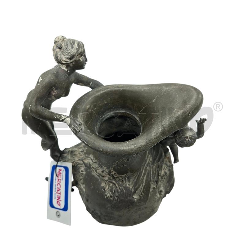 VASO IN PELTRO CON BAMBINO E DONNA  | Mercatino dell'Usato Arcore 4