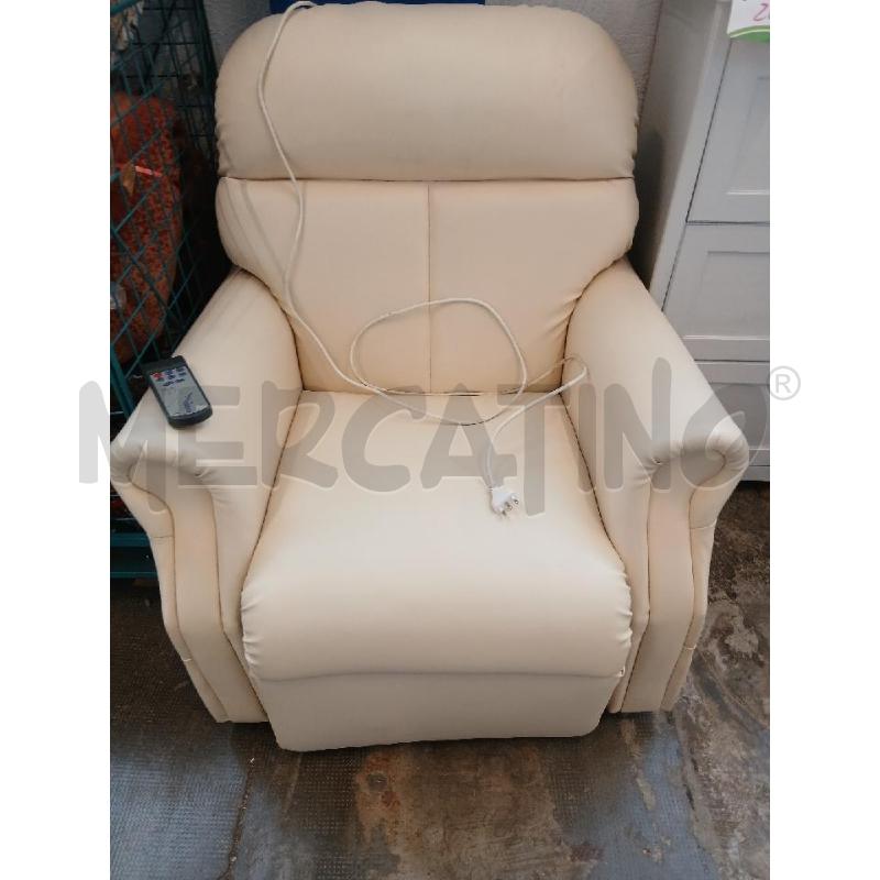 POLTRONA ALZAPERSONA CON MASSAGGIO BEIGE | Mercatino dell'Usato Busnago 1