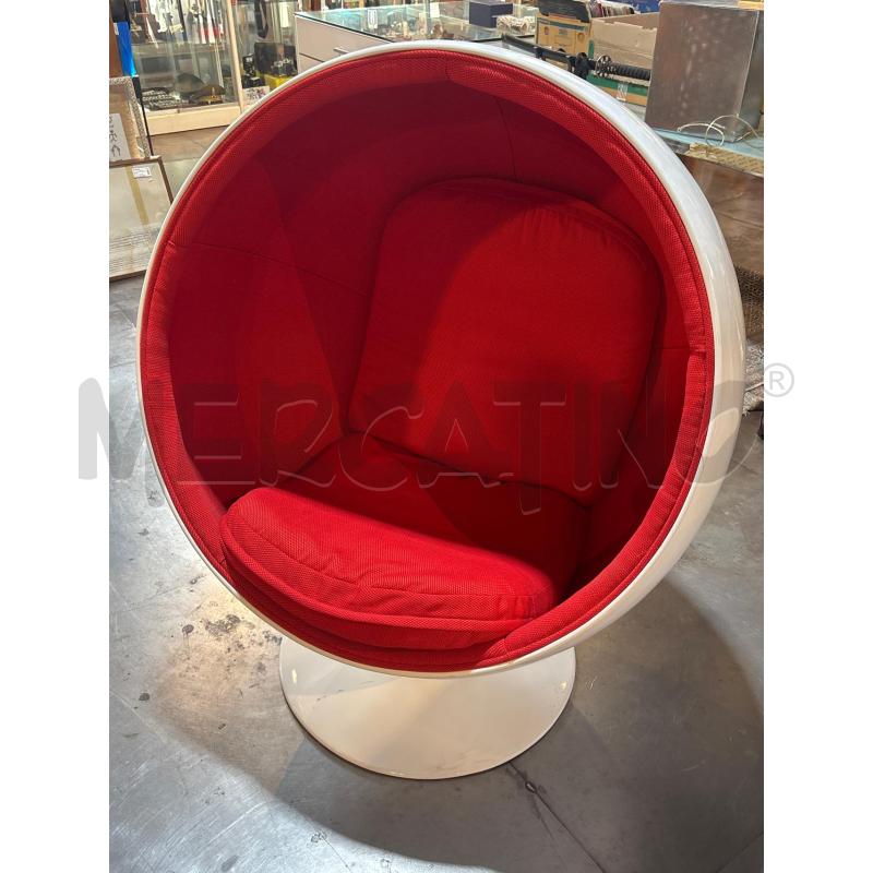 POLTRONA BALL CHAIR BIANCA INTERNO ROSSO GIREVOLE | Mercatino dell'Usato Busnago 1
