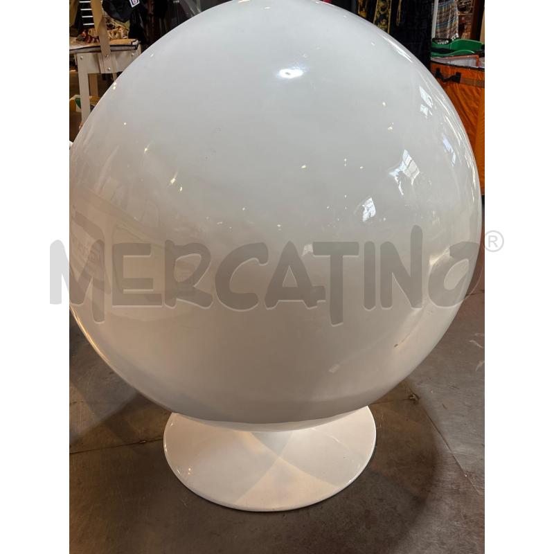 POLTRONA BALL CHAIR BIANCA INTERNO ROSSO GIREVOLE | Mercatino dell'Usato Busnago 3