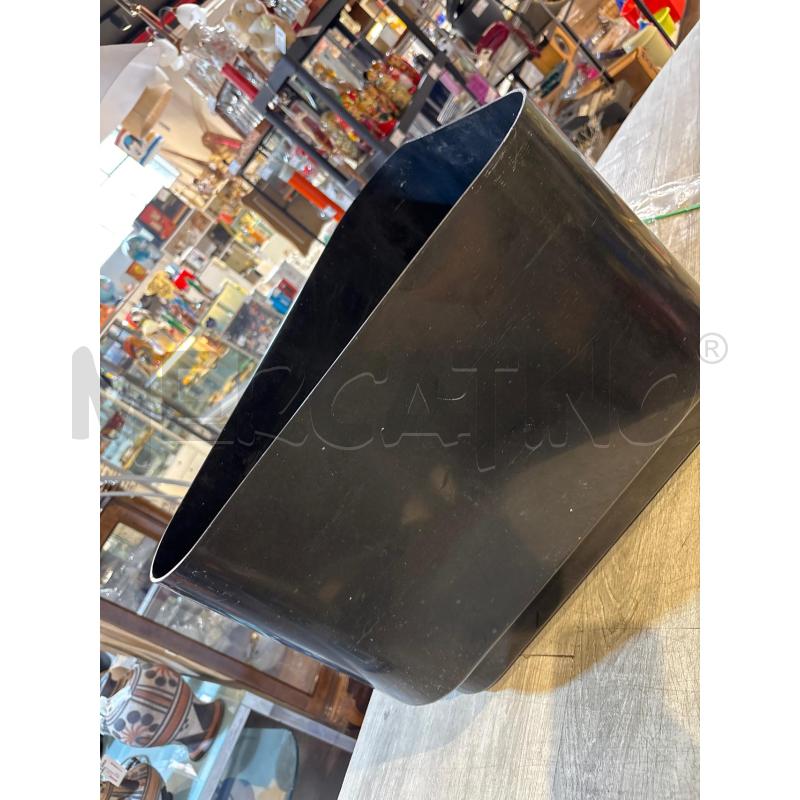 PORTA VASO TRIANGOLARE KARTELL NERO DESIGNER NENA BALSARI | Mercatino dell'Usato Busnago 1