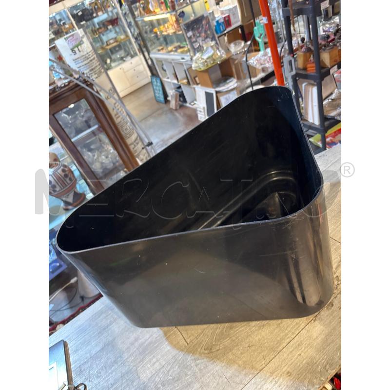 PORTA VASO TRIANGOLARE KARTELL NERO DESIGNER NENA BALSARI | Mercatino dell'Usato Busnago 2