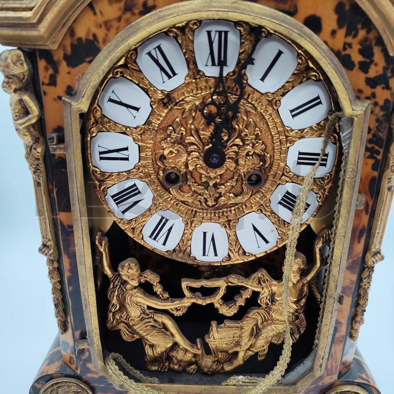 OROLOGIO A PENDOLO ANTICO DECORI DORATI METALLO | Mercatino dell'Usato Corbetta 2