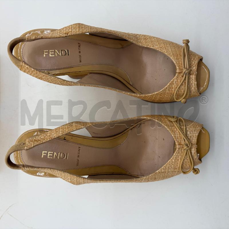 SANDALI ZEPPA FENDI SABBIA RAFIA VERNICE LOGO | Mercatino dell'Usato Corbetta 3