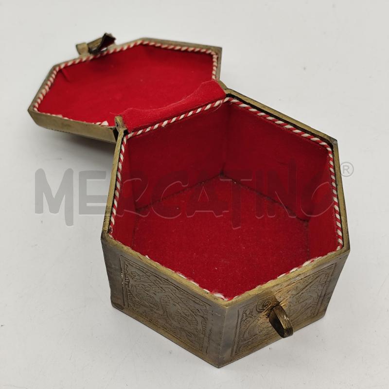 SCATOLINA ESAGONALE IN METALLO INTERNO ROSSO SCAMOSCIATO | Mercatino dell'Usato Corbetta 2