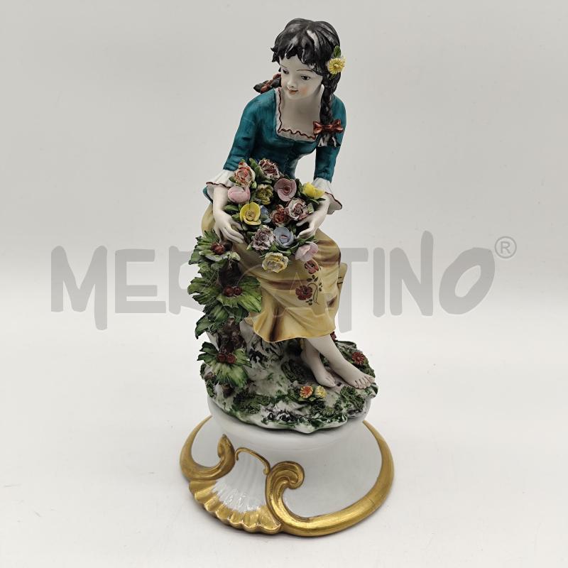 SCULTURA CAPODIMONTE DONNA CON FIORI | Mercatino dell'Usato Corbetta 1