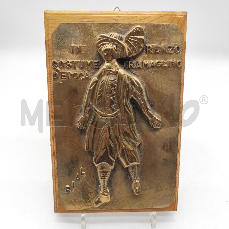 STEMMA BRONZO RENZO TRAMAGLINO IN COSTUME D'EPOCA RIVA ALDO | Mercatino dell'Usato Corbetta 1