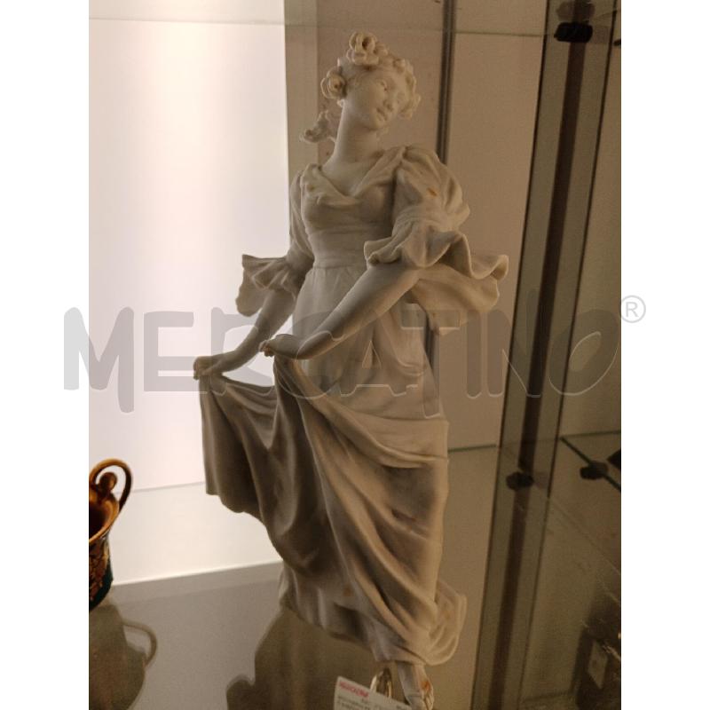 STATUA FANCIULLA BISCUIT IN ABITO  | Mercatino dell'Usato Milano centrale 1