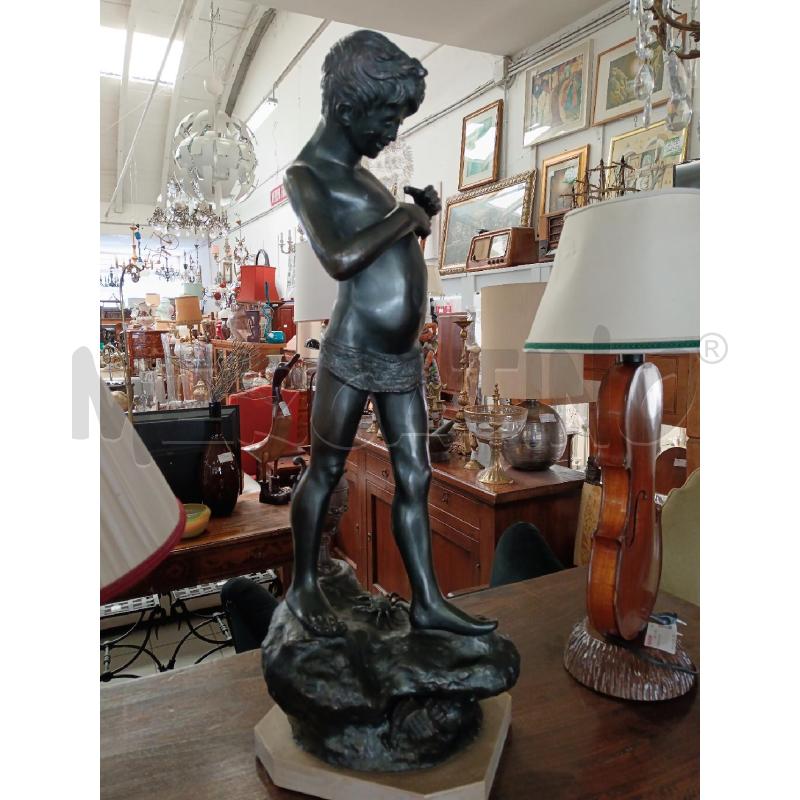 STATUA IN ANTIMONIO RAGAZZO CON GRANCHIO | Mercatino dell'Usato Milano centrale 2