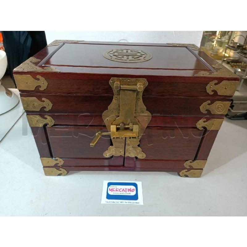 PORTA GIOIE ORIENTALE LEGNO OTTONE SETA ROSSA 36X24X23CM | Mercatino dell'Usato Modena 1