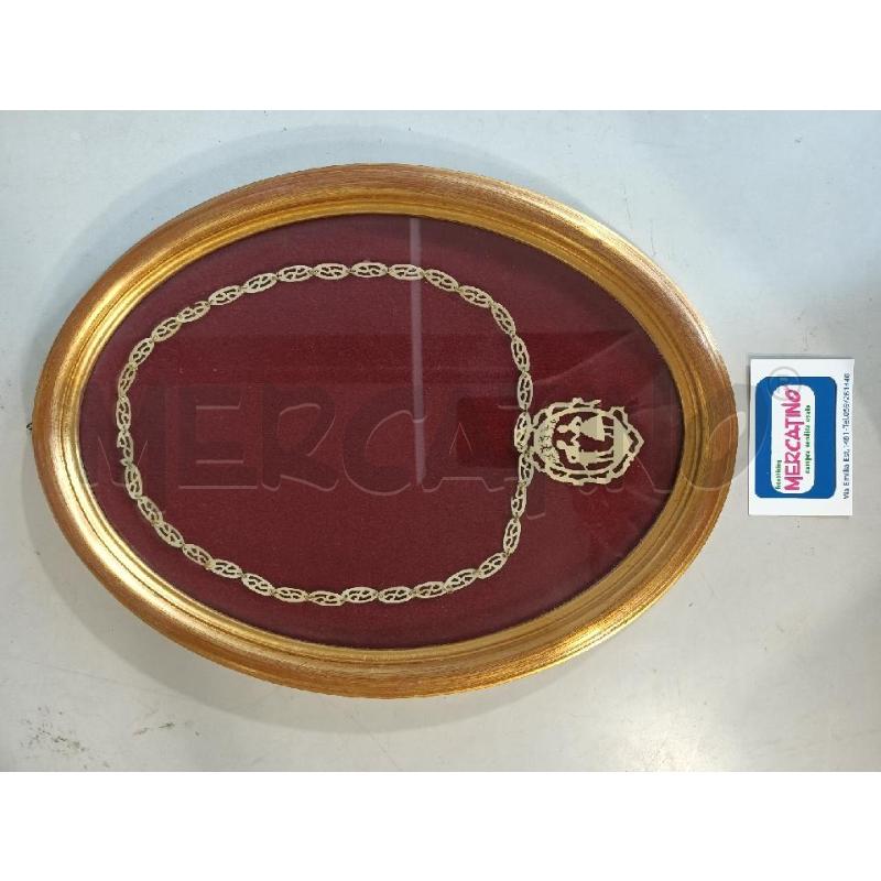 QUADRO OVALE CON COLLANA OSSO BIANCO 40CM CORNICE LEGNO DORATA | Mercatino dell'Usato Modena 1