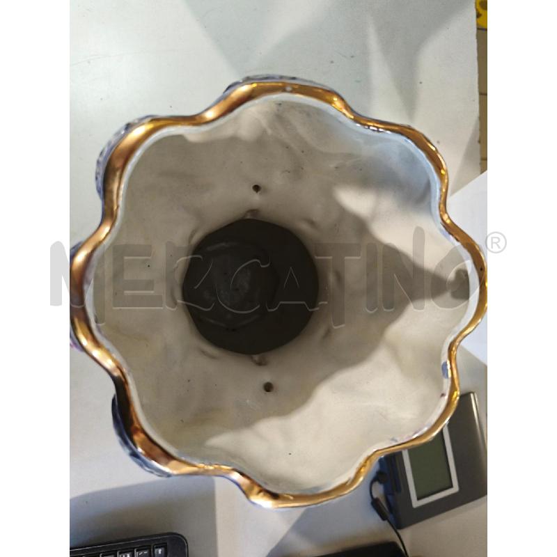 VASO CER. ANFORA BLU MANICI DORATI SCENE ESTERNO | Mercatino dell'Usato Modena 3