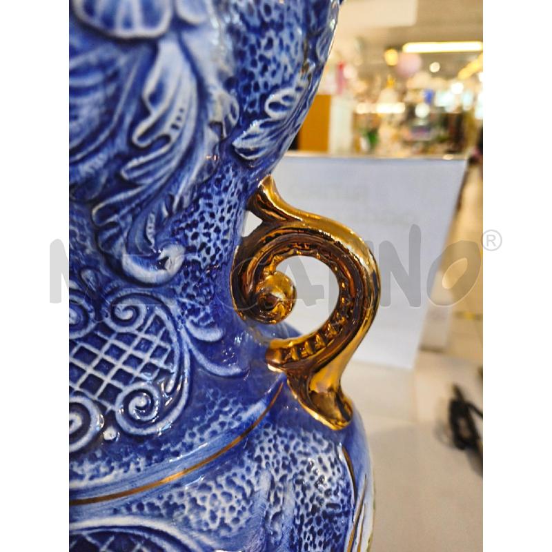 VASO CER. ANFORA BLU MANICI DORATI SCENE ESTERNO | Mercatino dell'Usato Modena 5
