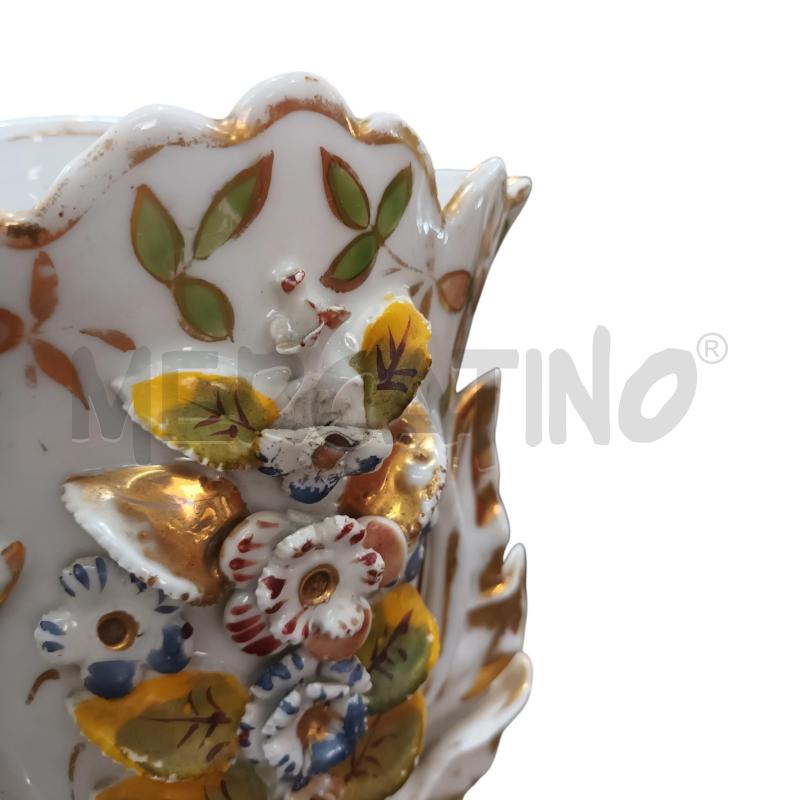 VASO BIANCO MANICI FOGLIE DORATI FIORI RILIEVO | Mercatino dell'Usato Napoli 5