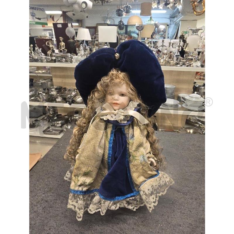 BAMBOLA VESTITO BEIGE CAPPELLO BLU | Mercatino dell'Usato Acerra 1