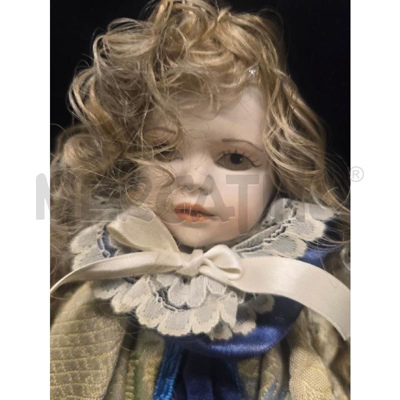 BAMBOLA VESTITO BEIGE CAPPELLO BLU | Mercatino dell'Usato Acerra 2