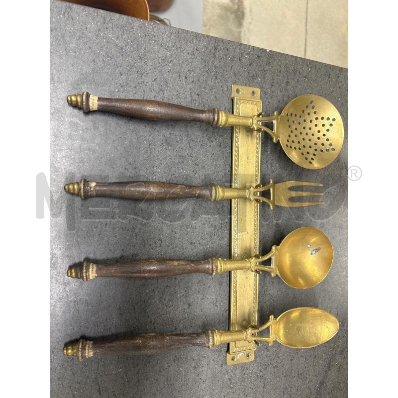POSATE PZ. 4 DORATE CON APPOGGIO MANICO LEGNO | Mercatino dell'Usato Acerra 1