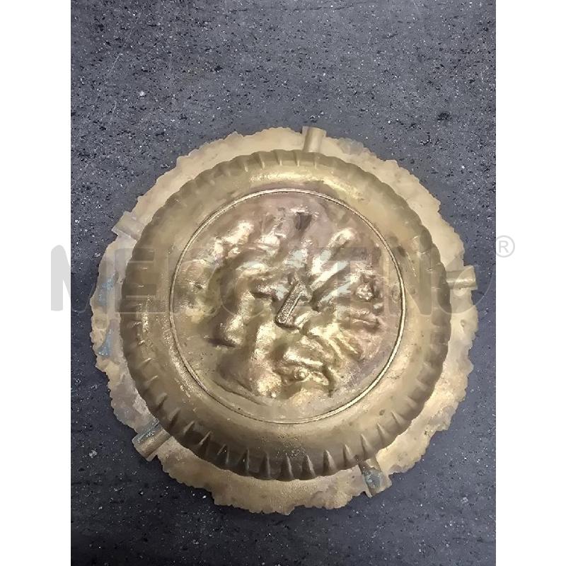POSA CENERE TONDO DORATO FIGURA RILIEVO | Mercatino dell'Usato Acerra 2