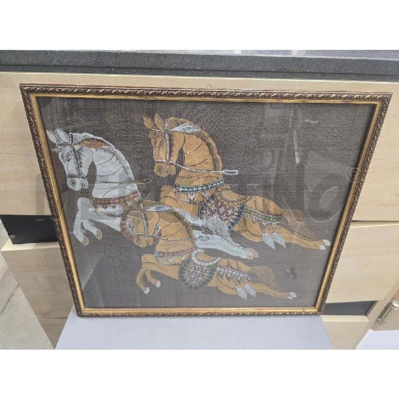 QUADRO ARAZZO CAVALLI CORNICE DORATA 50X43 | Mercatino dell'Usato Acerra 1