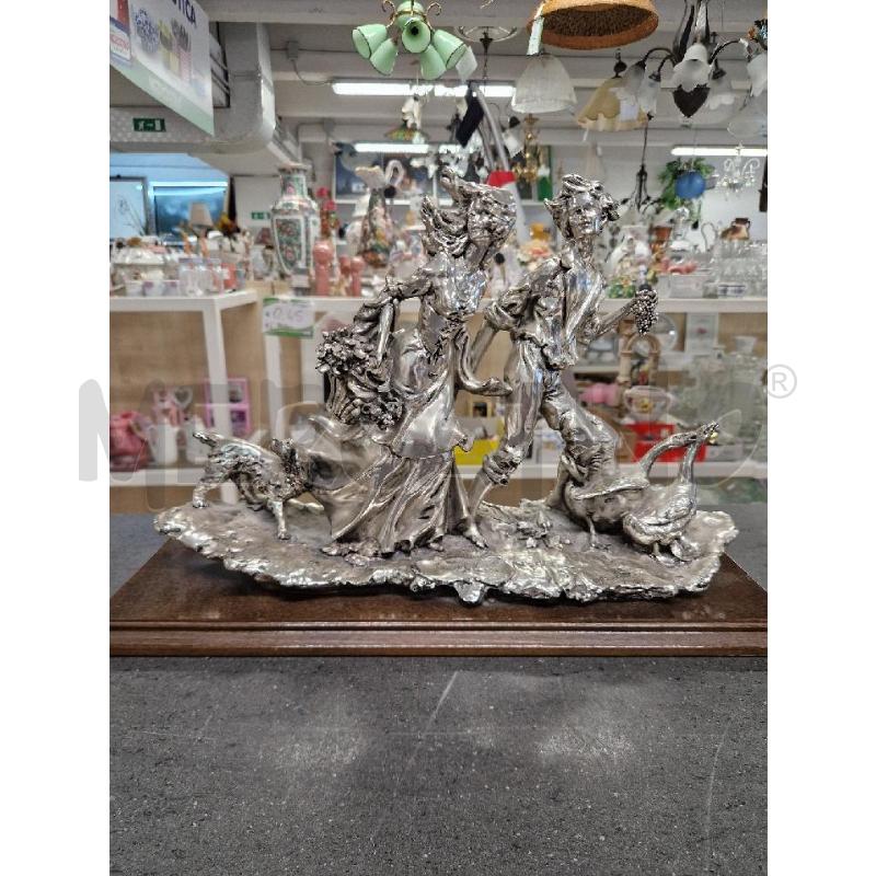 STATUA 2 PERSONE OCHE | Mercatino dell'Usato Acerra 1